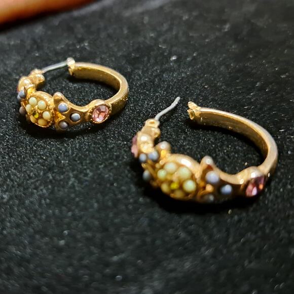 Vtg Floral Design Rhinestone Gold Tone ⅞" Diameter Hoop Earrings Snap Closure - Picture 8 of 16